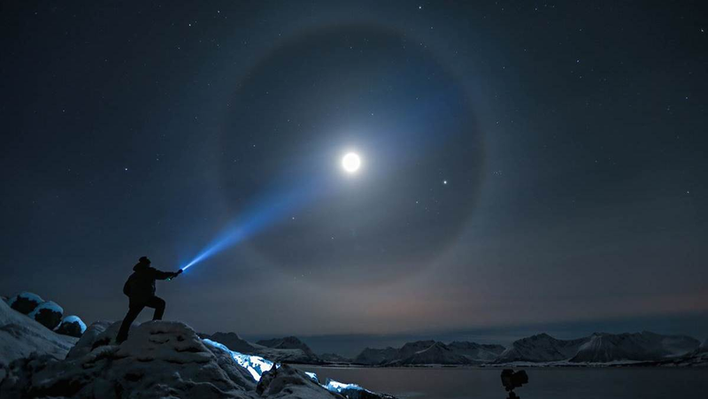 Illustration for article titled These Otherworldly Halos Turn Our Sun Into The Eye Of Sauron